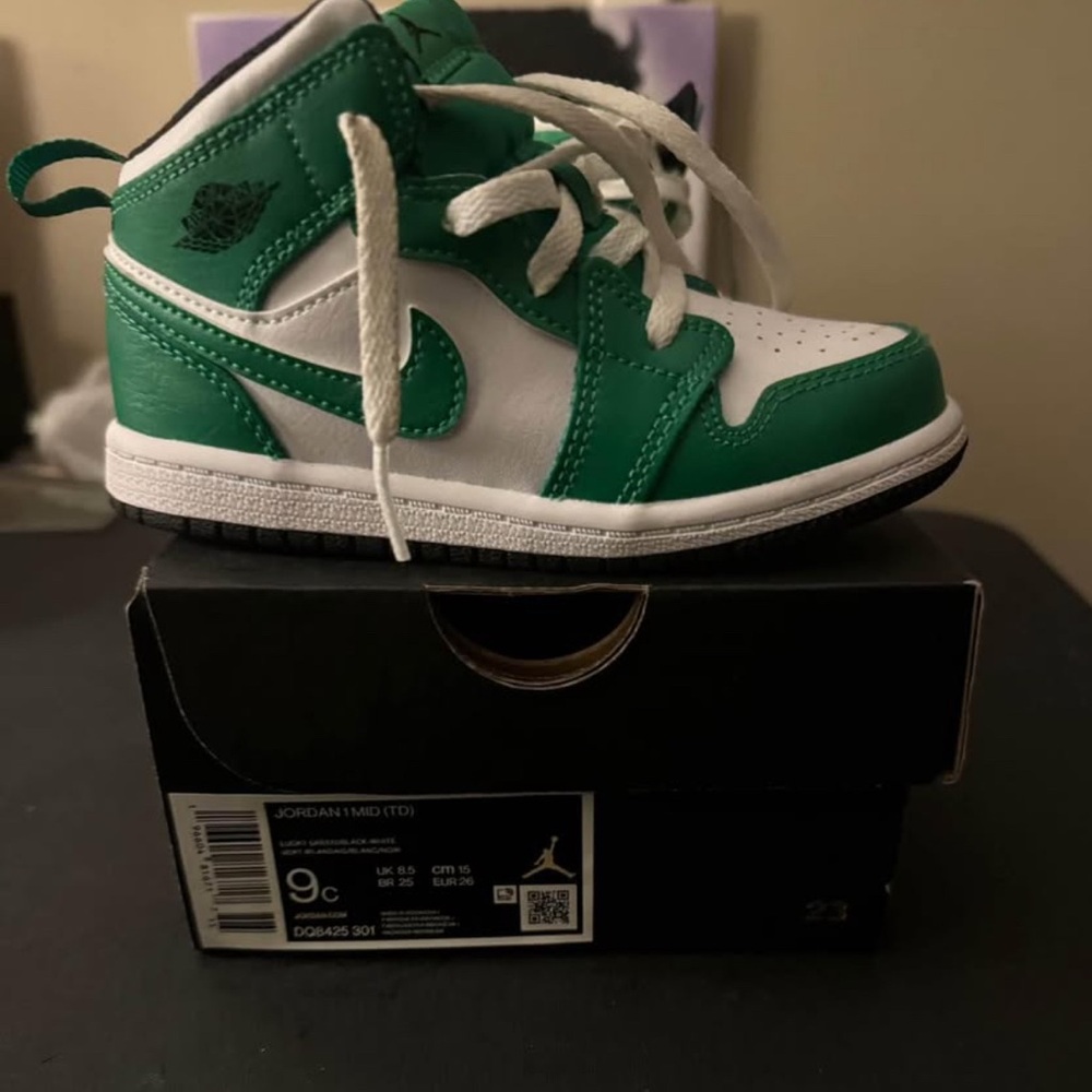 Nike Kids Green and White Sneakers